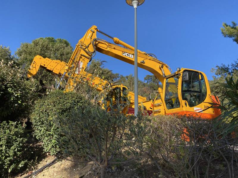 pelle engins tp travaux publics matériel bormes les mimosas particuliers professionnels